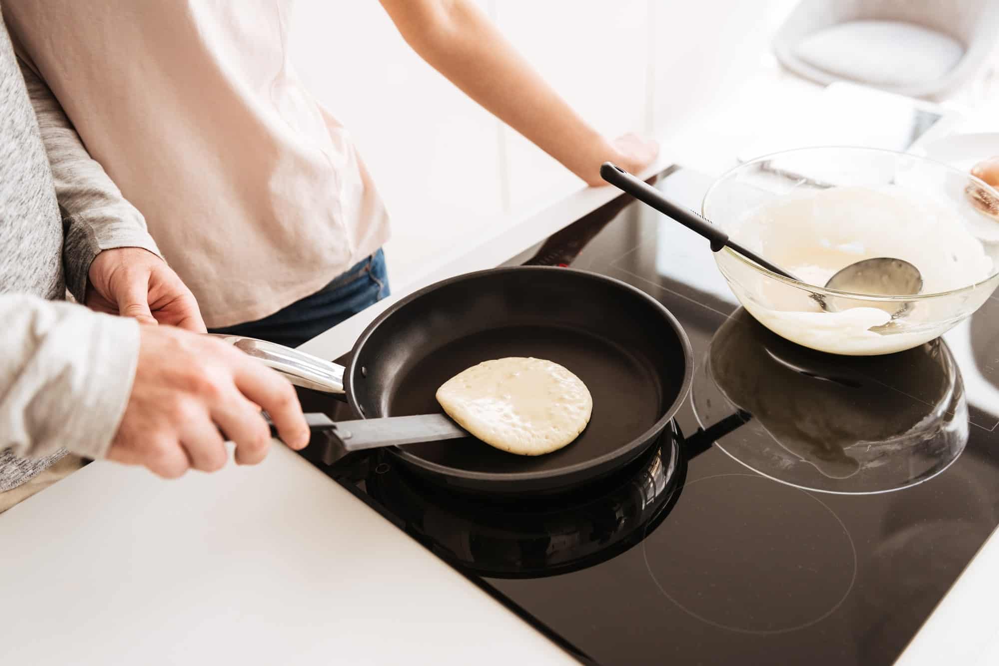 Пар варить. Блинчики готовят пара. Man Cooking Pancakes. Картинки парень печень блины на кухне. Couple Cooking Pancake.